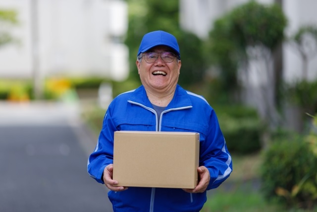 帰宅時に荷物を持ったまま鍵を取り出さなくても良いので笑顔の男性