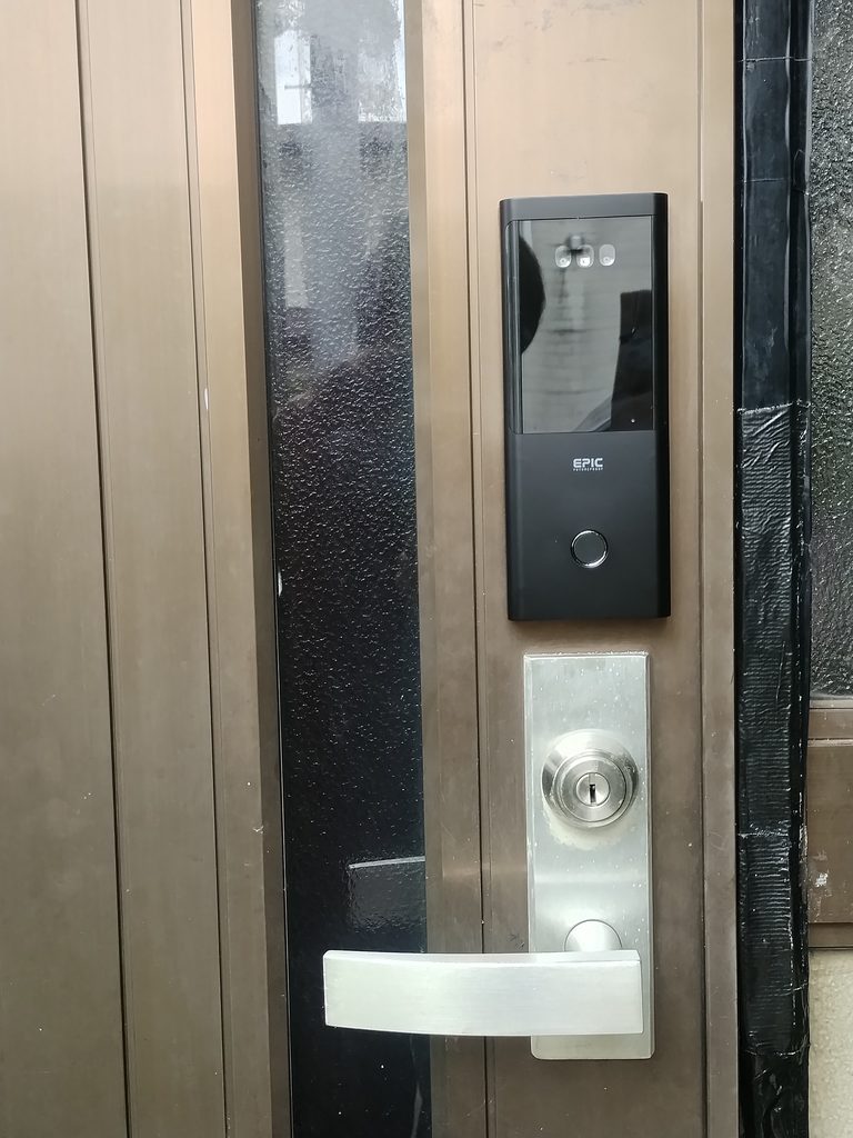 取付工事後：設置完了したFECEY25D（電子錠室外機）室外側の拡大写真