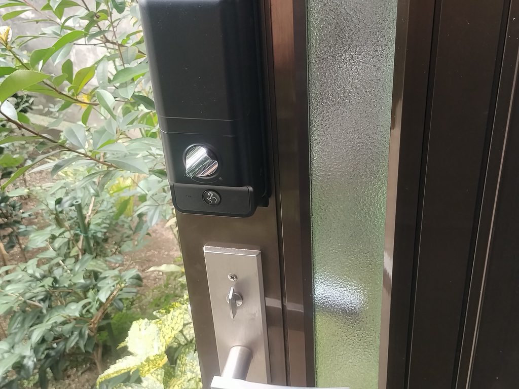 取付工事後：最新の電子錠（FECEY25D室内機）に加工取付工事完了した玄関ドア室内側の様子・拡大写真